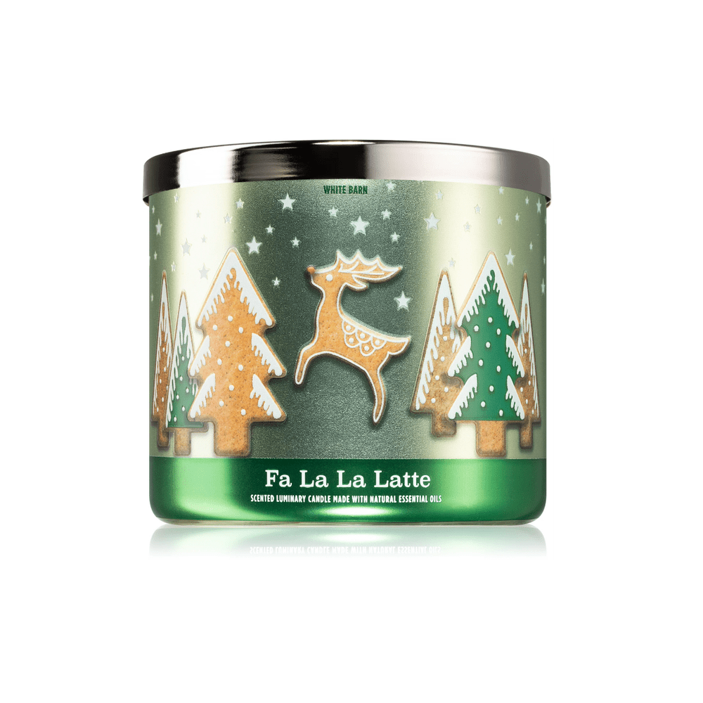 Un contenant en verre de couleur verte pailletée avec des étoiles blanches et des sapins et un rennes en biscuits. Le tout sur fond blanc