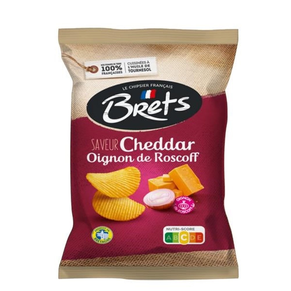 Un paquet rose et brun sur fond blanc avec 2 chips, un oignon et des morceaux de fromage